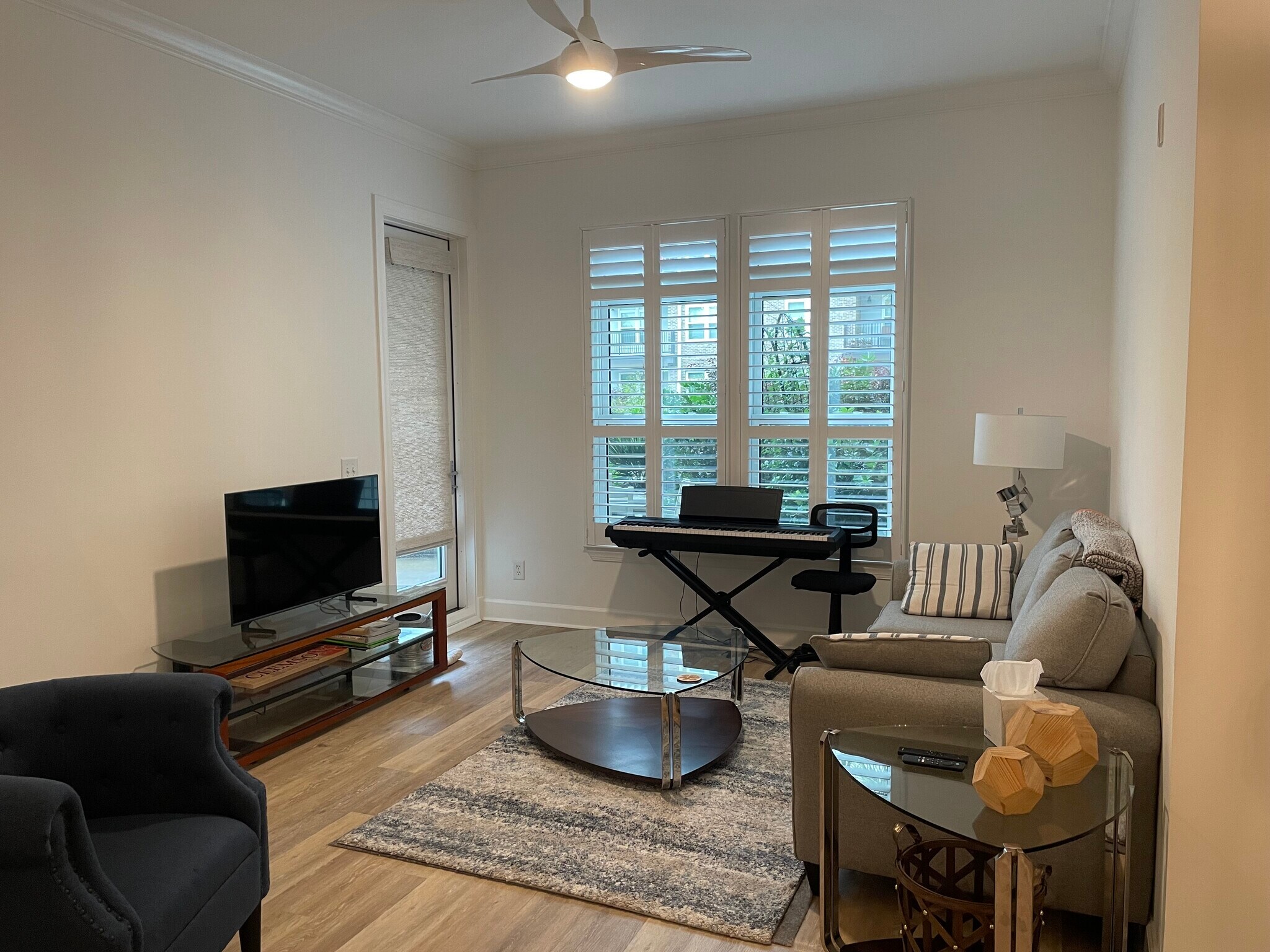 The living room and view of patio - 145 Pier View St