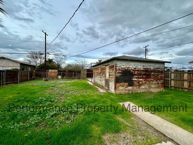 Building Photo - Cute 2 Bed/1 Bath Home in SE Bakersfield w...