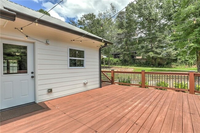 Building Photo - 623 Sweetwater Creek Dr