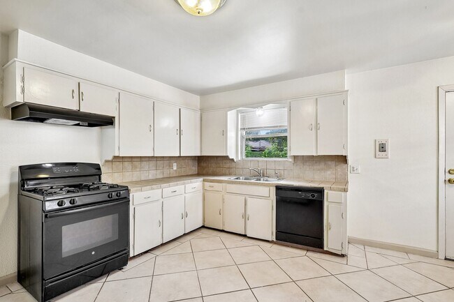 Building Photo - 6401 Rowan Ln