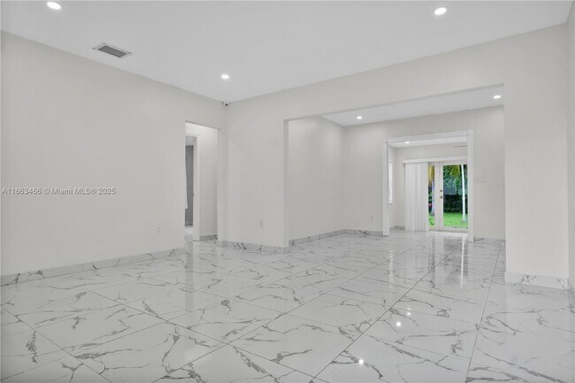 Building Photo - 820 NW 31st Ave