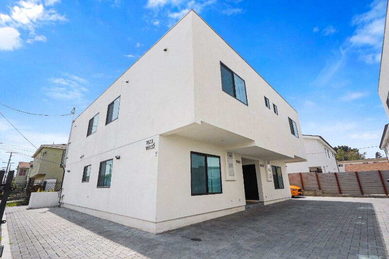 Building Photo - 9513 Baring Cross St