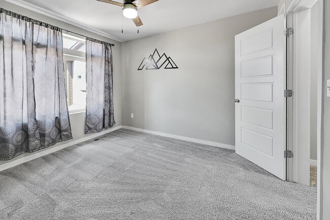 Building Photo - $2,350.00, 3 bed, 2.5 bath located in Colo...