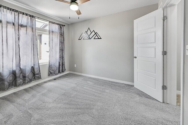 Building Photo - $2,550.00, 3 bed, 2.5 bath located in Colo...