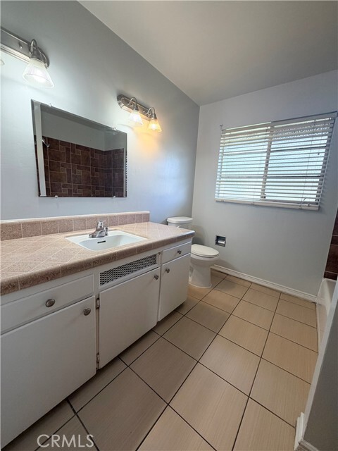 Building Photo - 323 E Holly St