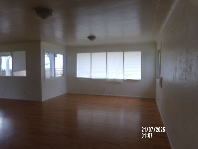 Building Photo - 3bd 2ba with 4 garages