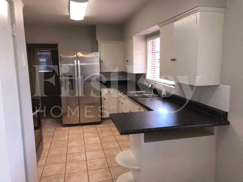 Building Photo - 1634 W Indian School Rd