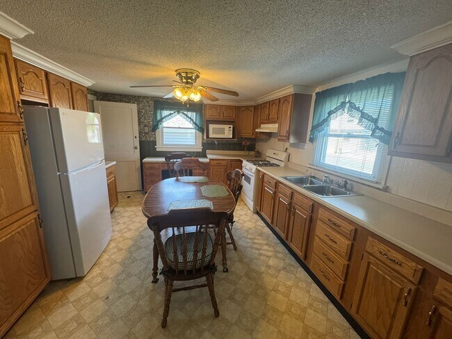 Building Photo - Cozy 2 Bedroom 1 Bath Home