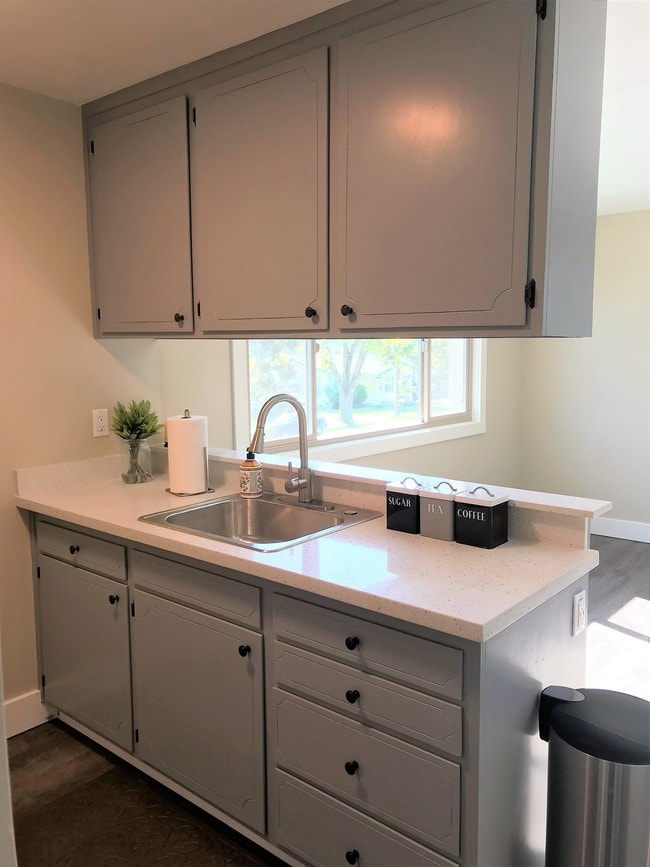 Building Photo - Yosemite Court Apartments