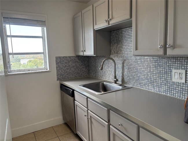 Building Photo - 1701 Washington St