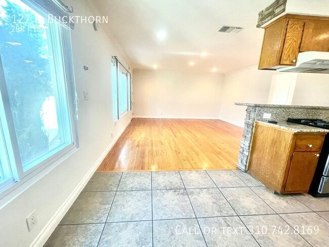 Building Photo - 127 E. Buckthorn-