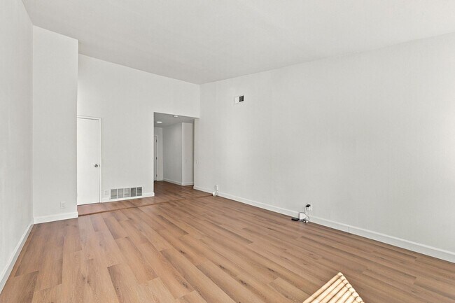 Building Photo - 560 Glenburry Way