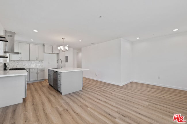 Building Photo - 10 N Primrose Ave