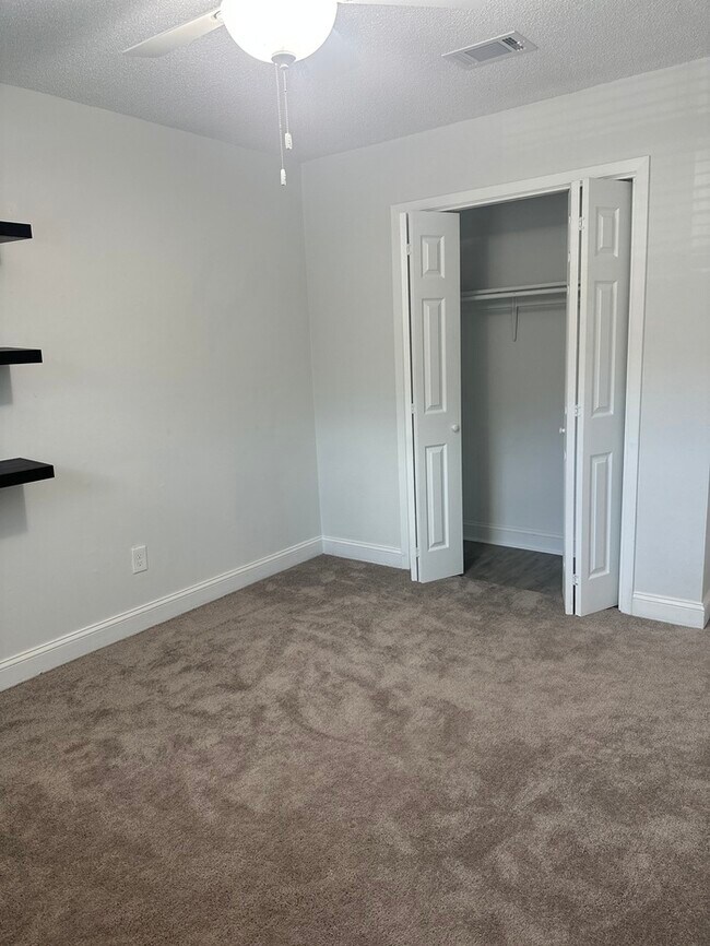 Building Photo - Beautifully Remodeled 4Bed/2.5Bath Townhome