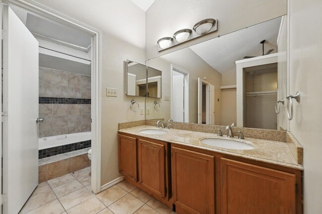 Building Photo - Beautiful 3 Bedroom Condo Overlooking The ...