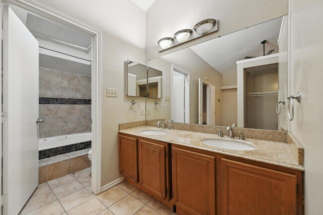 Building Photo - Beautiful 3 Bedroom Condo Overlooking The Canal!