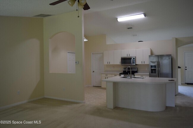 Building Photo - 142 Brescia St NE