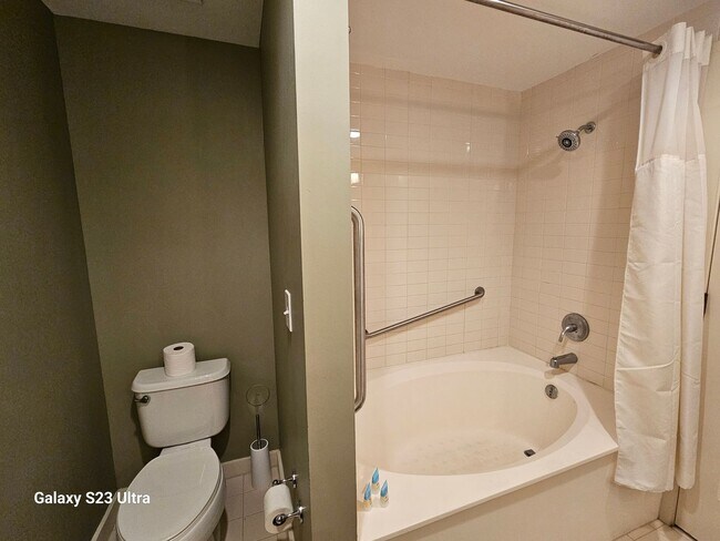 Building Photo - 1-bedroom furnished condo with fenced courtyard