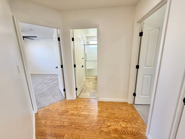 Building Photo - Beautiful Bloomington Area Home