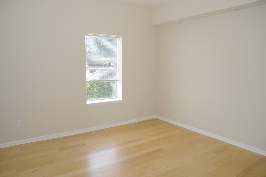 Building Photo - 115 College Pl