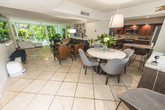 Building Photo - 501 SW 11th Pl