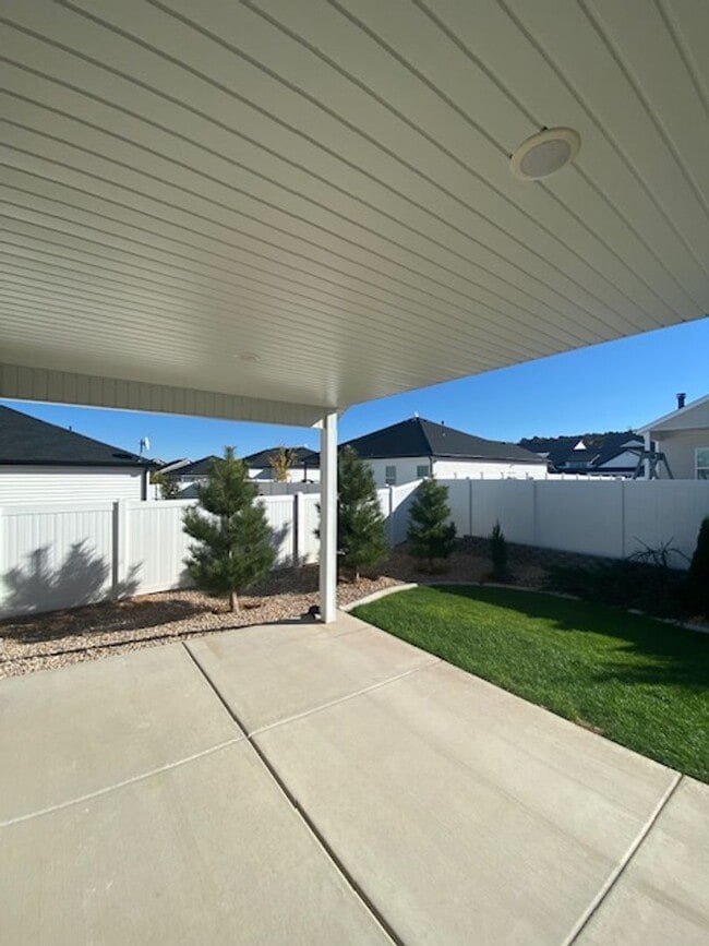 Building Photo - Move-In Discount -- 3 bedroom - 2 bath Newer Single family in Crescent Hills