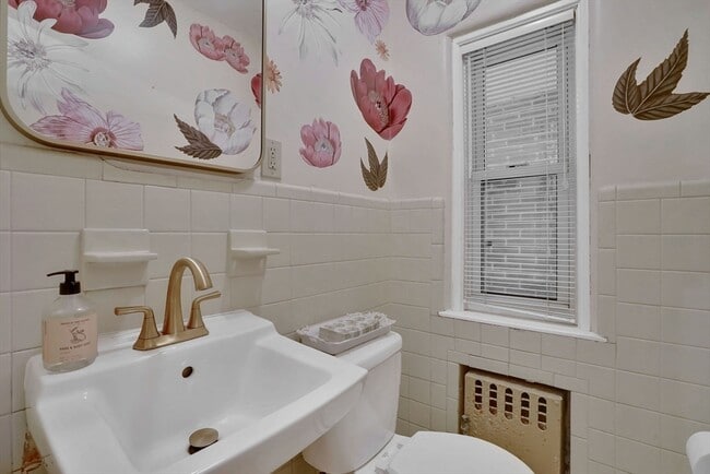 Building Photo - 350 Converse St