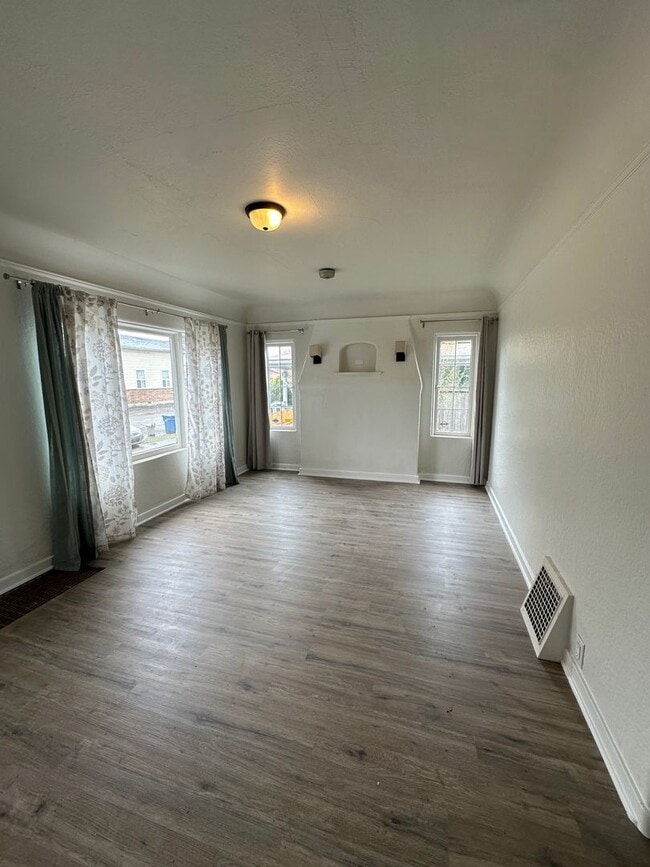 Building Photo - Downtown Remodeled Kent Home with fenced yard!
