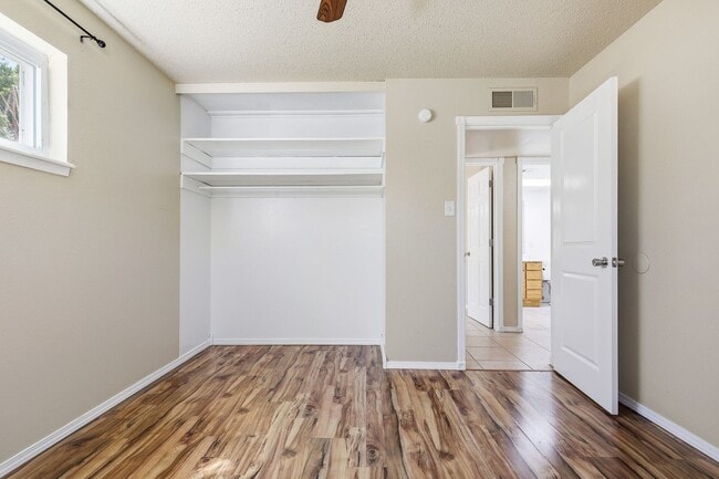 Building Photo - Three Bedroom Home with Bonus Room