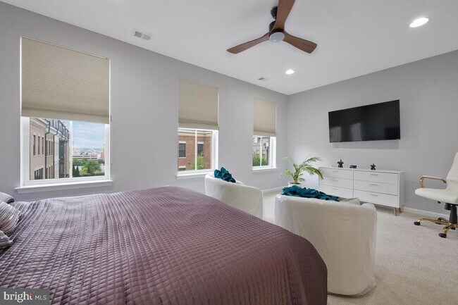 Building Photo - 518 Harborview Dr