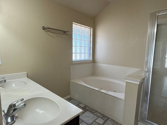 Building Photo - Great 3 Bed 2 Bath With Study In Edmond