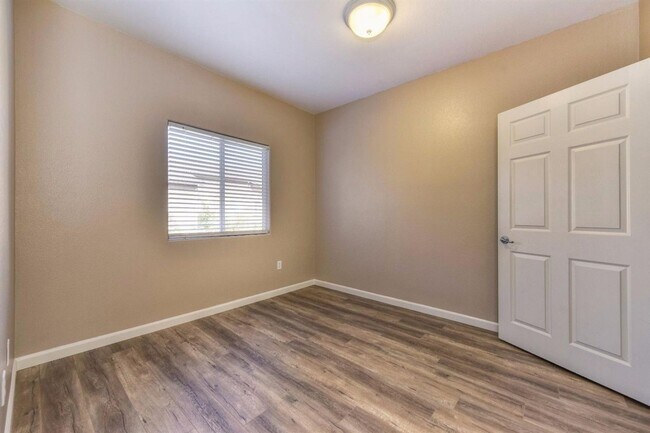 Building Photo - NICE 3 BEDROOM CONDO, 2 BATH, & 2 CAR GARA...