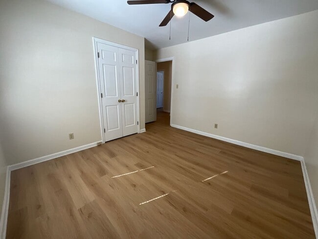 Building Photo - Lovely 3 Bedroom End Unit in Battle Forest!