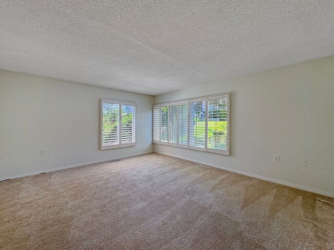 Building Photo - Spacious 2B/2.5BA Townhome w/ Stunning Vie...