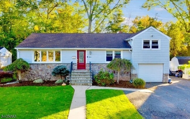 Building Photo - 684 Spring Ave