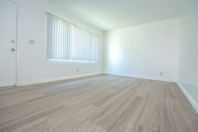 Building Photo - 306 N Azusa Ave