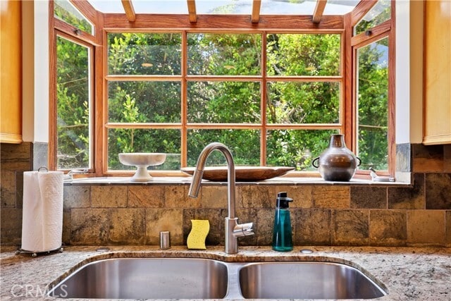 Building Photo - 7161 Grasswood Ave