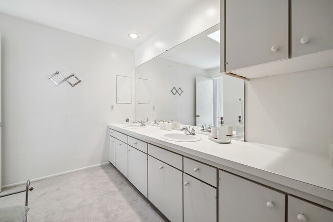 Building Photo - 76750 Lark Dr