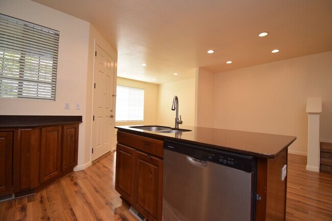 Building Photo - Modern 4 bed Home in Prime West Valley Location!!