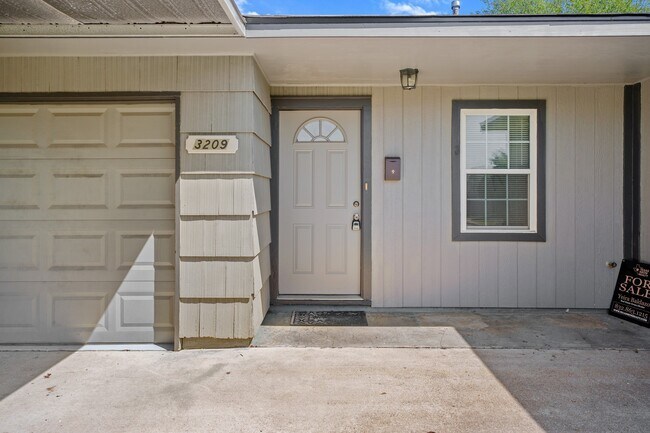 Building Photo - 3209 Chestershire Dr