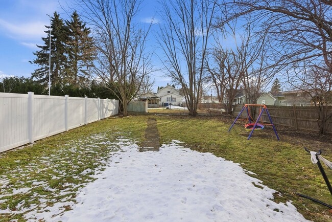 Building Photo - 645 W 10th Ave