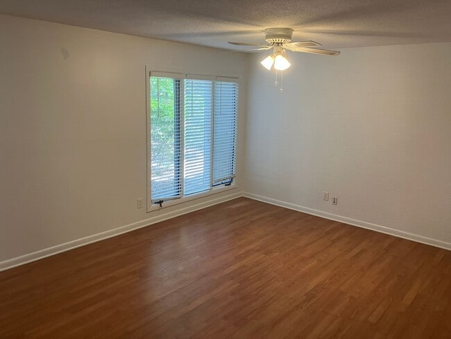 Building Photo - 1 BR / 1.5 BA at Saint Andrews Commons (Pa...