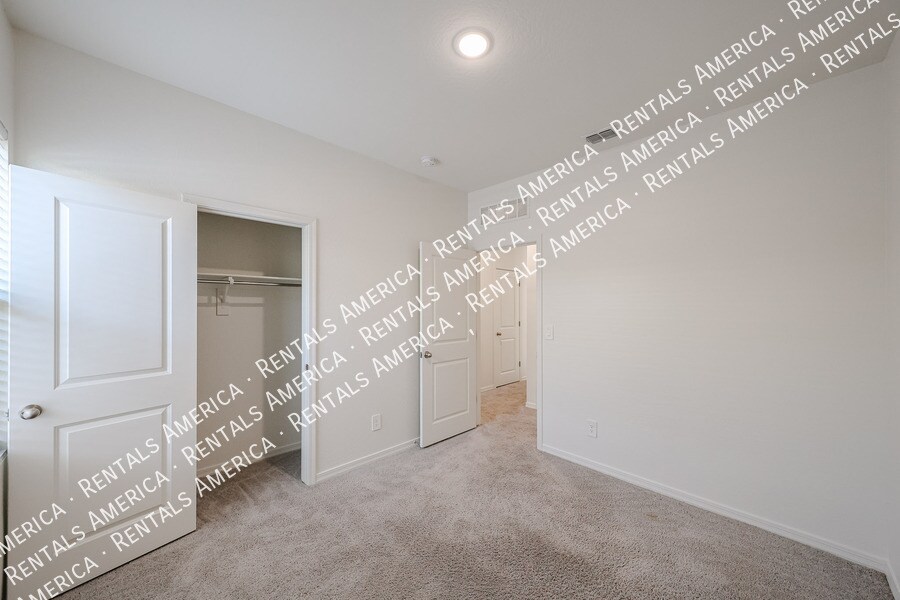 Building Photo - 5720 W Sunrise Dr