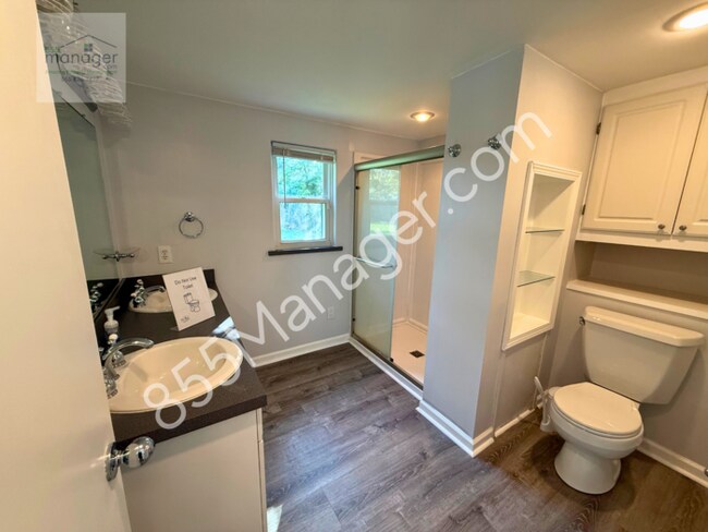 Building Photo - Updated 4-Bedroom with Primary Suite & Fen...