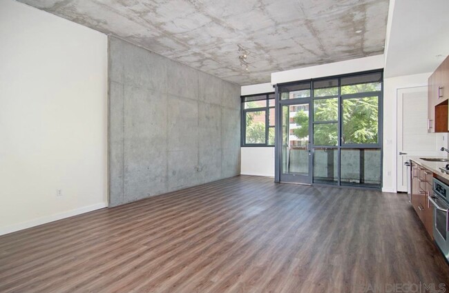 Building Photo - Spacious 600+ Sq Ft Studio with High Ceili...