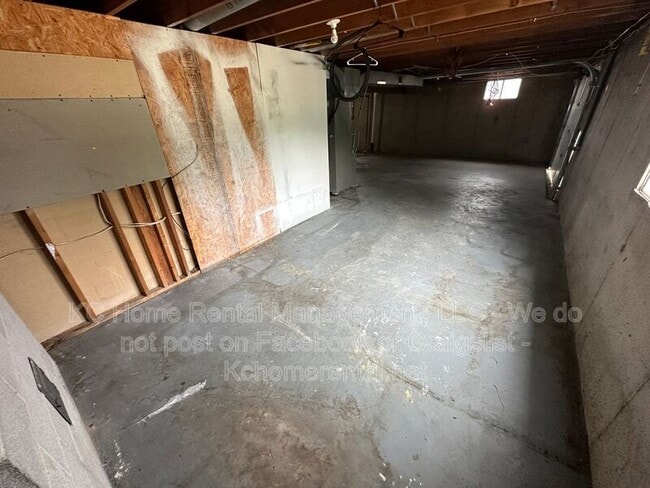 Building Photo - 708 NW Mock Ave