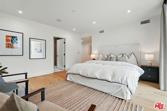 Building Photo - 913-913 1/2 N Beverly Glen Blvd