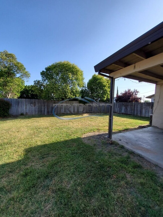 Building Photo - 231 E 18th St