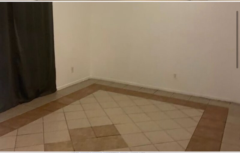 Building Photo - 581 Stratford Ct