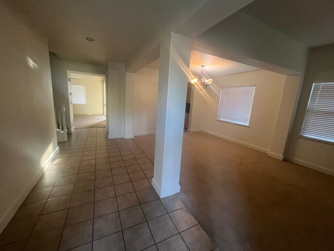 Building Photo - 145 Abelia Ln